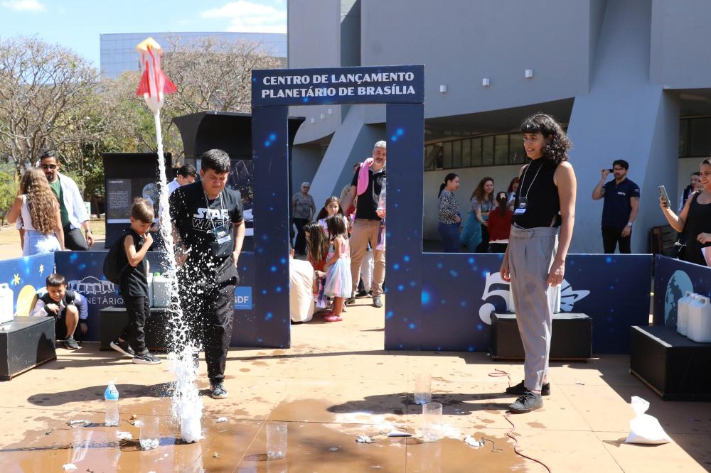 Oficinas do Planetário despertam curiosidade científica em crianças